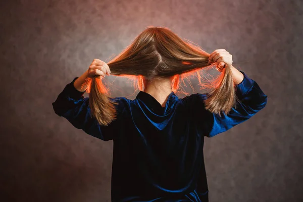 Egy Lány Kék Pulóverben Szürke Háttérrel Gyönyörű Haja Van Gyönyörűen — Stock Fotó