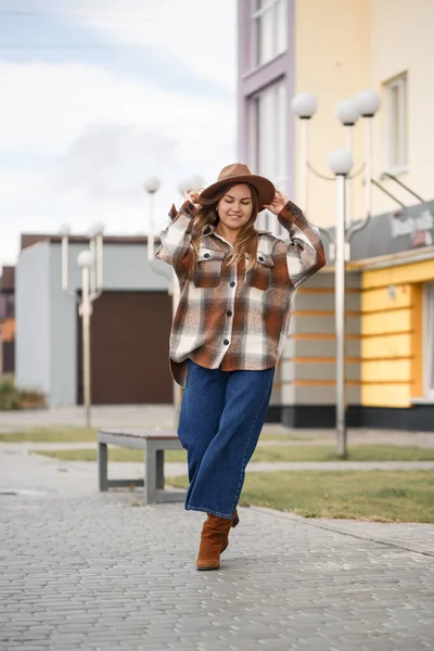 Hermosa Chica Con Pelo Largo Sombrero Marrón Una Camisa Cuadros — Foto de Stock