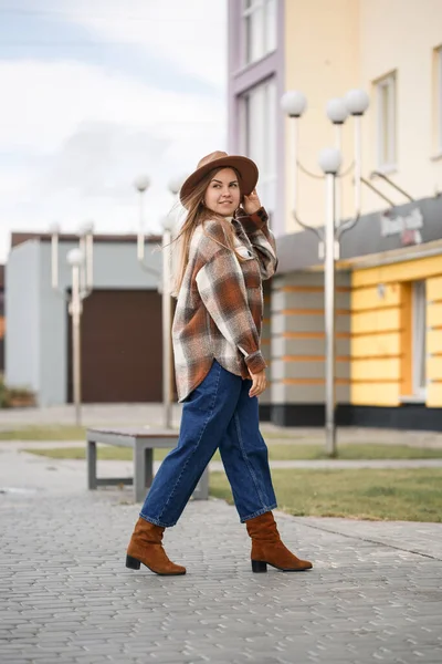 Hermosa Chica Con Pelo Largo Sombrero Marrón Una Camisa Cuadros — Foto de Stock