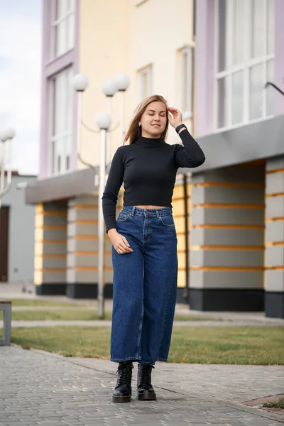 Ein Schönes Mädchen Mit Langen Haaren Einem Schwarzen Warmen Pullover — Stockfoto