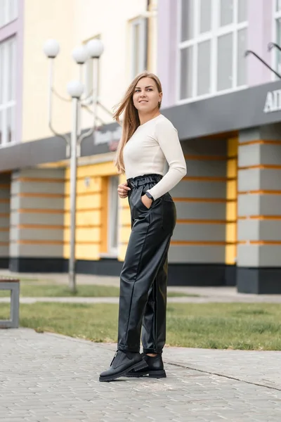 Junge Frau Schwarzer Lederhose Auf Der Straße Damen Trendige Kunstlederhosen — Stockfoto