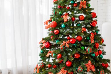 Kırmızı oyuncakla süslenmiş yeni yıl ağacı. Yeni Yıl ve Noel.