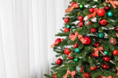 Kırmızı oyuncakla süslenmiş yeni yıl ağacı. Yeni Yıl ve Noel.