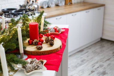 Yeşil Noel ağacı, toplarla süslenmiş, Noel süsleri, sarı çelenkler. Mutfakta yeni yıl süslemeleri. Yeni yıl. Noel için evde süslemeler.