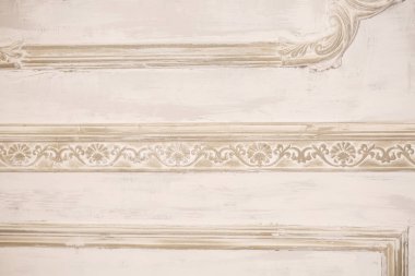 Güzel alçı duvar dekoru. Tadilat sırasında duvarda alçı süslemeler.