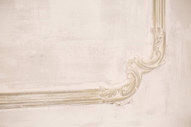 Güzel alçı duvar dekoru. Tadilat sırasında duvarda alçı süslemeler.