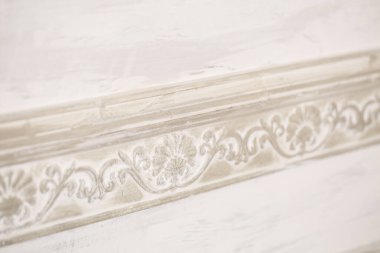 Güzel alçı duvar dekoru. Tadilat sırasında duvarda alçı süslemeler.