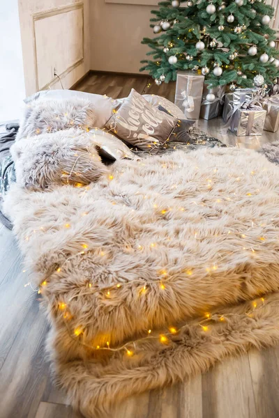 Yeni Yıl Dekorlu Yatak Süslü Bir Noel Ağacının Arka Planında — Stok fotoğraf