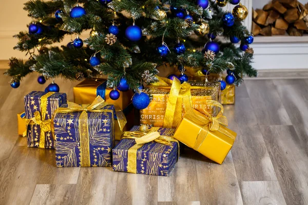 Kerstboom Versierd Met Blauw Speelgoed Nieuwjaar Kerstmis Cadeaus Onder Kerstboom — Stockfoto