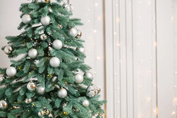 Karácsonyfa Ezüst Díszítéssel Játékok Hamarosan Szilveszter — Stock Fotó