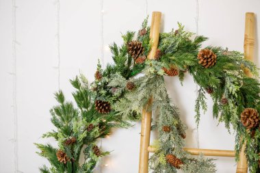 Yeni yıl için evde ladin dalları ve konilerden yapılan dekorasyonlar. Yazıtlar ve reklamlar için yer
