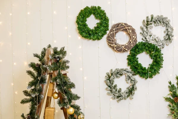 Pared Cuelga Una Corona Año Nuevo Las Ramas Árbol Navidad —  Fotos de Stock