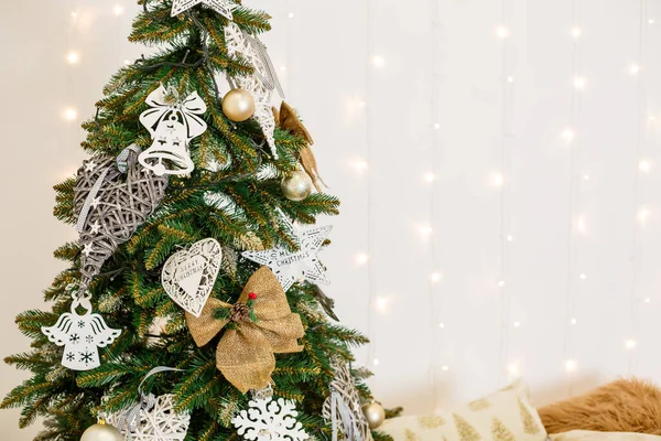 Árbol Navidad Con Juguetes Una Habitación Navidad Blanca Bonita Casa — Foto de Stock