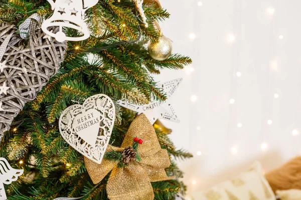 圣诞树 白色的圣诞房间里有玩具 装饰精美的房子 有圣诞树和漂亮的装饰 — 图库照片