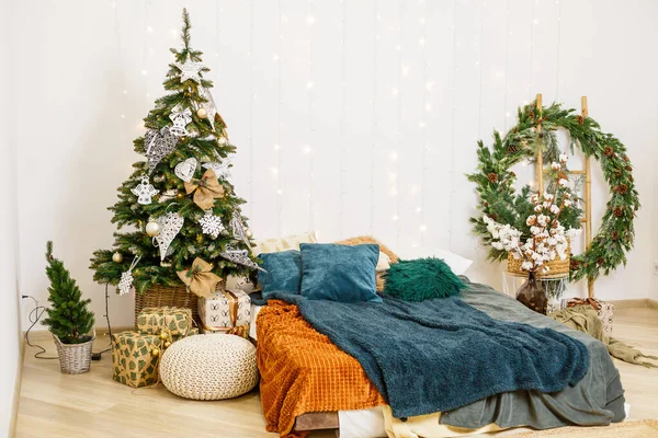 Árbol Navidad Con Juguetes Dormitorio Casa Bellamente Decorada Para Nuevo — Foto de Stock