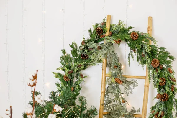 Der Wand Hängt Ein Neujahrskranz Aus Den Zweigen Eines Weihnachtsbaums — Stockfoto