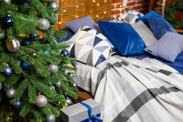 Karácsonyfa Kék Játékokkal Hálószobában Gyönyörűen Berendezett Ház Évre Ágy Díszítéssel — Stock Fotó