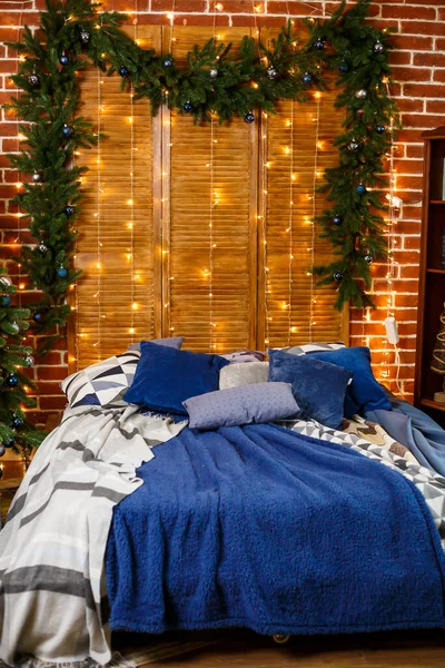 圣诞树 卧室里有蓝色玩具 布置得漂亮的房子 除夕夜装饰着树木和床铺 — 图库照片