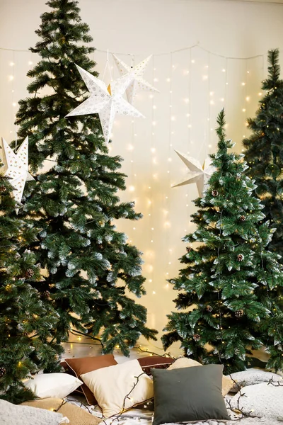圣诞树 白色的圣诞房间里有金黄色的玩具 一个装饰精美的家 背景上有金黄色的树饰和花环灯 — 图库照片