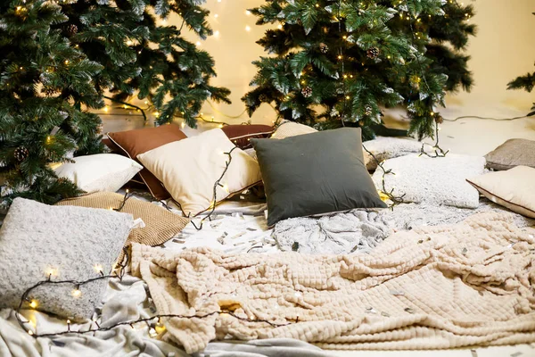 Una Acogedora Habitación Decorada Con Guirnaldas Árboles Navidad Cama Almohada — Foto de Stock