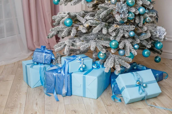 Kerstboom Met Blauwe Cadeaus Een Witte Kerstkamer Mooi Ingericht Huis — Stockfoto