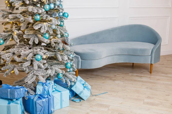 Árbol Navidad Con Regalos Azules Una Habitación Navidad Blanca Casa —  Fotos de Stock