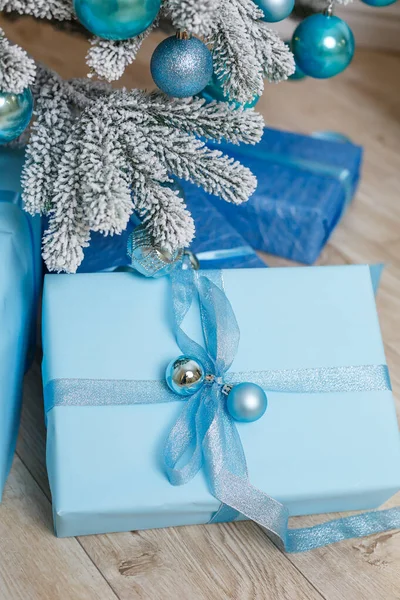 Kerstboom Met Blauwe Cadeaus Een Witte Kerstkamer Mooi Ingericht Huis — Stockfoto