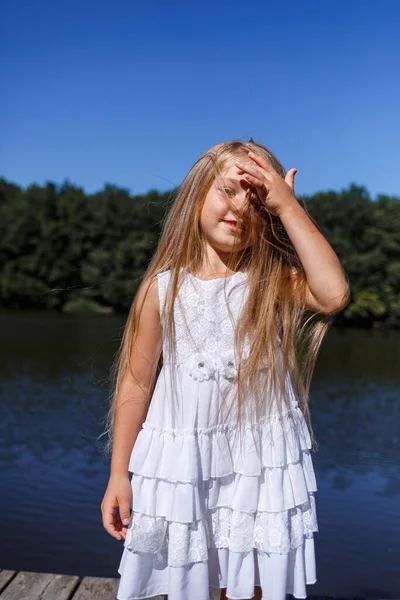 Uma Menina Seis Anos Está Usando Vestido Branco Belo Cabelo — Fotografia de Stock