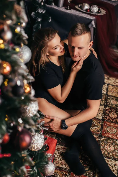 Couple Attrayant Noël Maison Près Arbre Noël Serrant Dans Ses — Photo