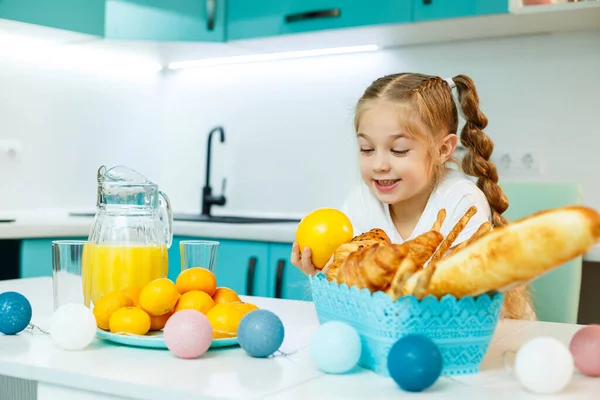 Carino Poco Giocoso Divertente Ragazza Felicemente Tenendo Arance Arancioni Con — Foto Stock