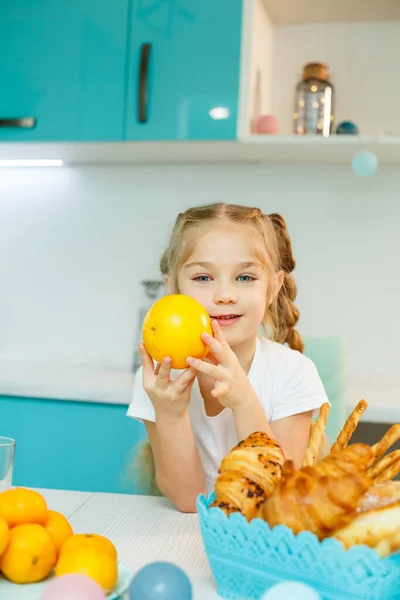 Carino Poco Giocoso Divertente Ragazza Felicemente Tenendo Arance Arancioni Con — Foto Stock