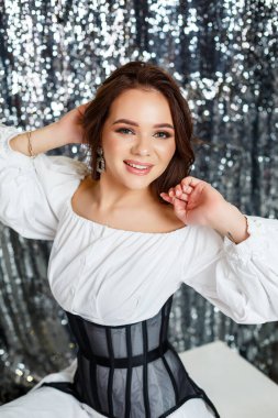 Siyah korse giyen, beyaz gömlekli güzel bir Avrupalı bayan. Yüzünde profesyonel makyajı olan seksi bir kadın..