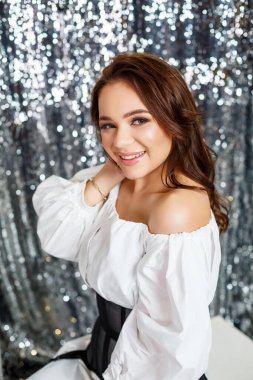 Siyah korse giyen, beyaz gömlekli güzel bir Avrupalı bayan. Yüzünde profesyonel makyajı olan seksi bir kadın..