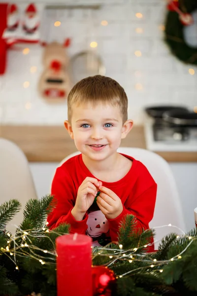 Portrait Garçon Assis Dans Cuisine Table Noël Décoré Pour Nouvelle — Photo