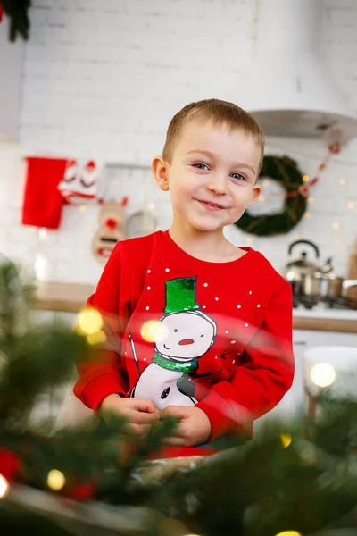 Портрет Хлопчика Який Сидить Кухні Різдвяним Столом Який Прикрашений Новий — стокове фото