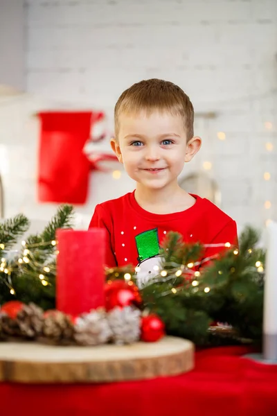 Портрет Хлопчика Який Сидить Кухні Різдвяним Столом Який Прикрашений Новий — стокове фото