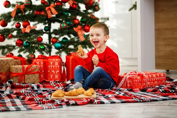Garçon Est Assis Près Sapin Noël Dans Cuisine Noël Tient — Photo