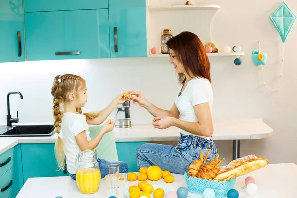 Felice Giovane Madre Cottura Croissant Figlia Cucina Casa Buone Relazioni — Foto Stock