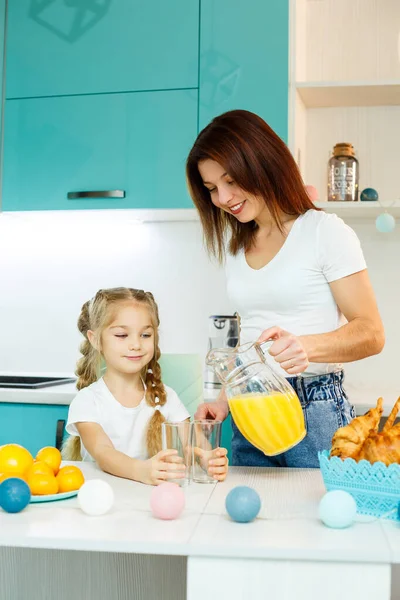 Felice Giovane Madre Cottura Croissant Figlia Cucina Casa Buone Relazioni — Foto Stock