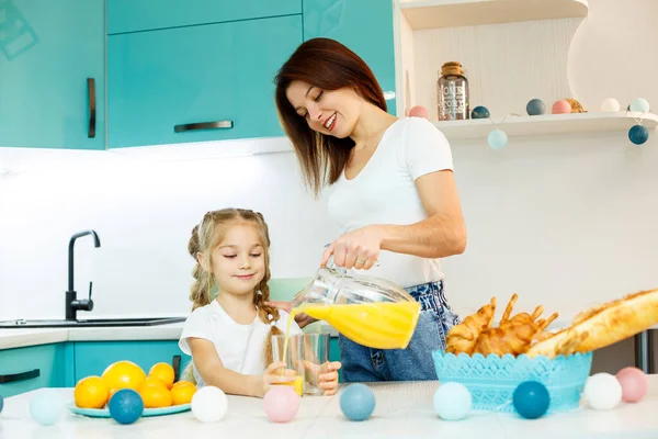 Felice Giovane Madre Cottura Croissant Figlia Cucina Casa Buone Relazioni — Foto Stock