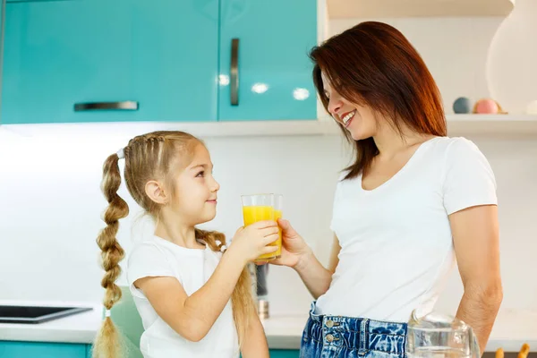 Giovane Bella Madre Sua Piccola Figlia Giocare Cucina Durante Colazione — Foto Stock