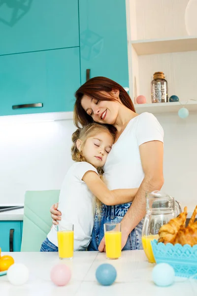 Giovane Bella Madre Sua Piccola Figlia Giocare Cucina Durante Colazione — Foto Stock