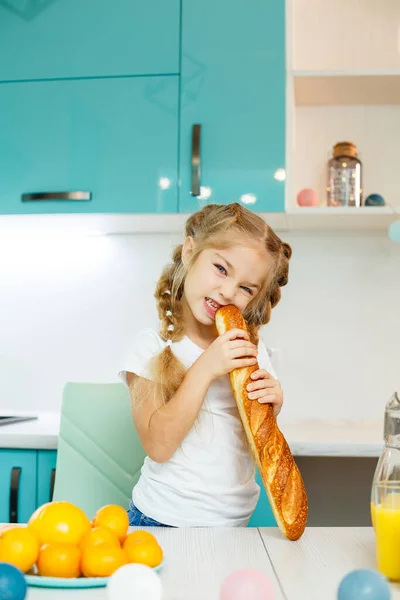 Ritratto Una Bambina Bionda Che Morde Una Baguette Fresca — Foto Stock