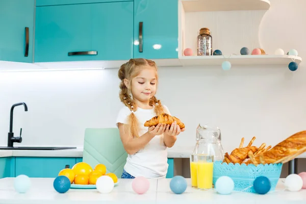 Ritratto Una Piccola Donna Bionda Seduta Cucina Che Morde Croissant — Foto Stock