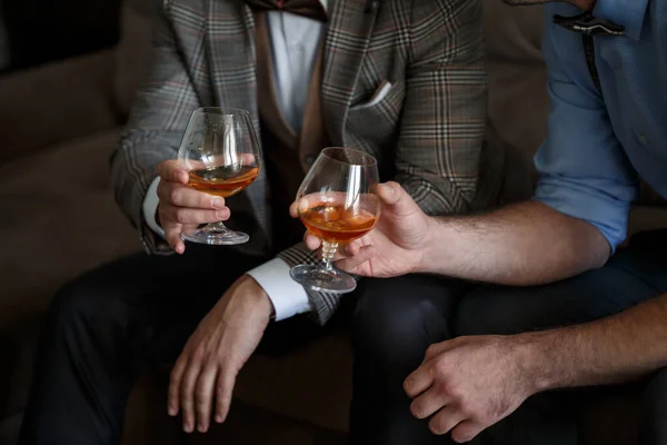 Homem Negócios Segura Copo Com Álcool Mão Vestido Com Casaco — Fotografia de Stock