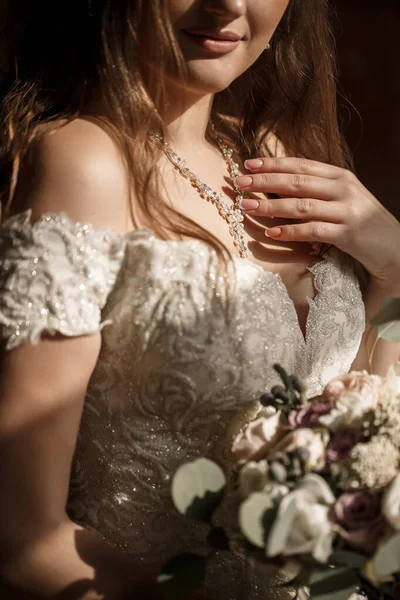 Indah Pengantin Memegang Buket Halus Bunga Tangannya Pada Hari Pernikahan — Stok Foto