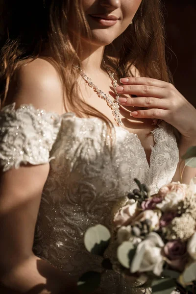 Belle Mariée Tenant Délicat Bouquet Fleurs Dans Ses Mains Jour — Photo