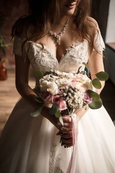 Güzel Gelin Düğün Günü Elinde Bir Buket Çiçek Tutuyor — Stok fotoğraf
