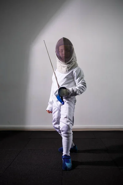 Une Fille Costume Escrime Avec Une Épée Main Jeune Modèle — Photo