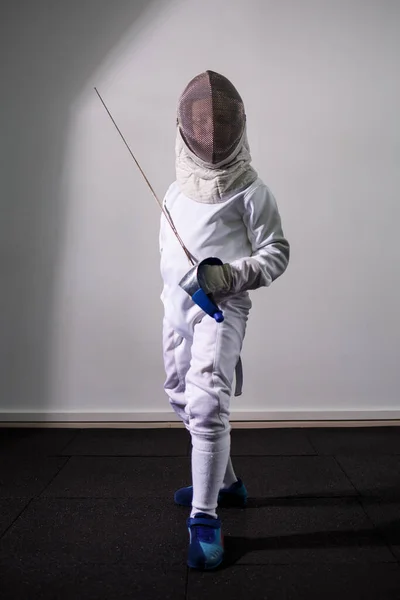 Une Fille Costume Escrime Avec Une Épée Main Jeune Modèle — Photo